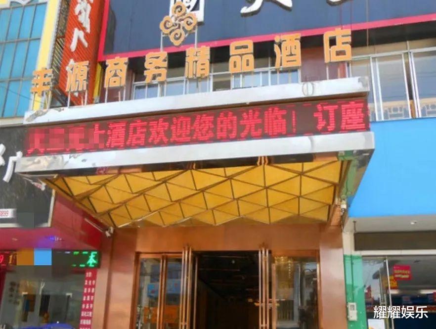 17岁小伙入住酒店，竟买到过期避孕套？酒店：愿意赔偿