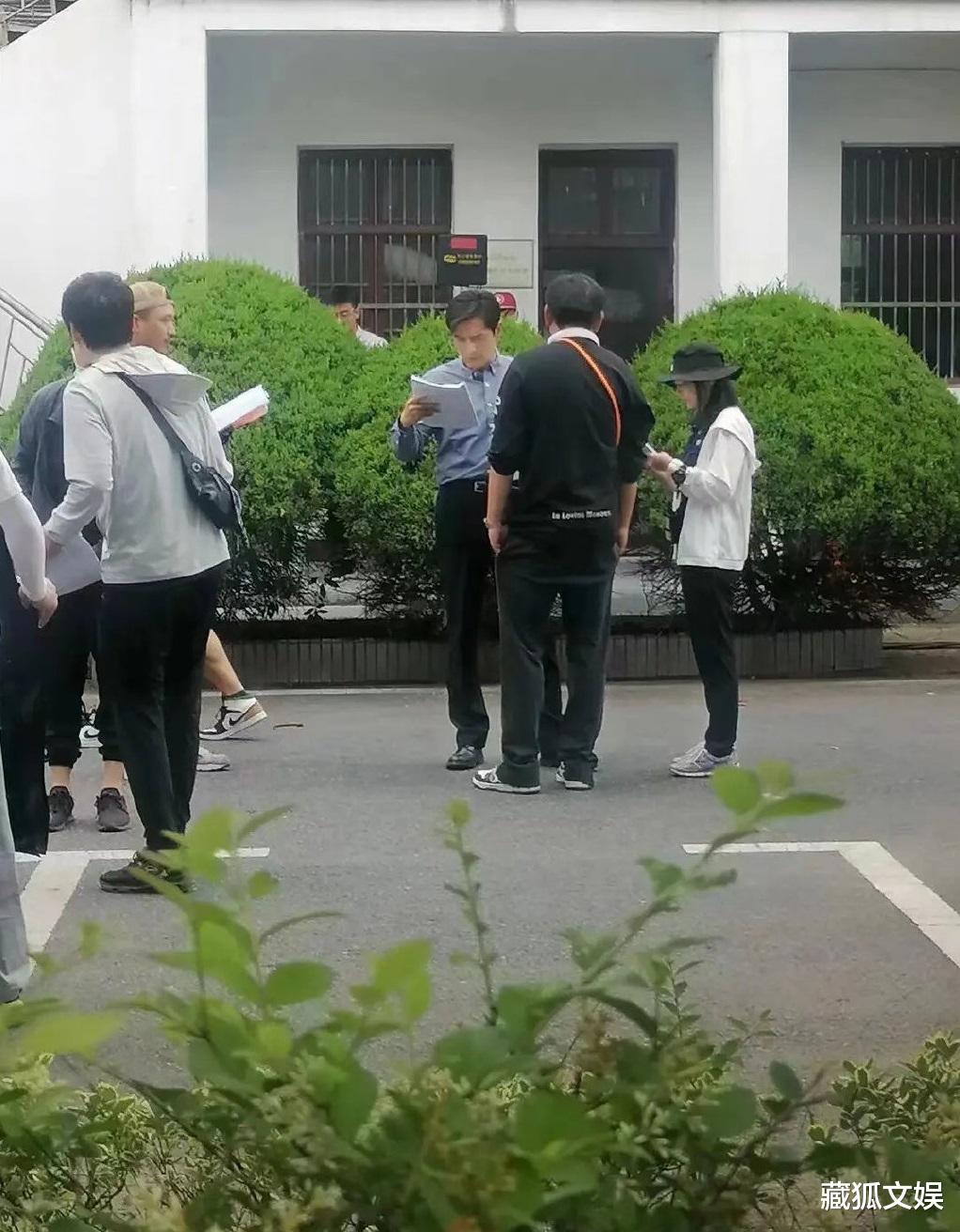 主持人|胡歌新剧曝路透,身着中山装被赞帅气,当地网友化身夸夸团