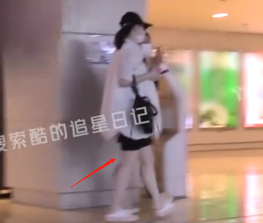 戚薇|戚薇挺孕肚带女儿逛街！肚大似筐双腿浮肿，lucky打扮精致似公主