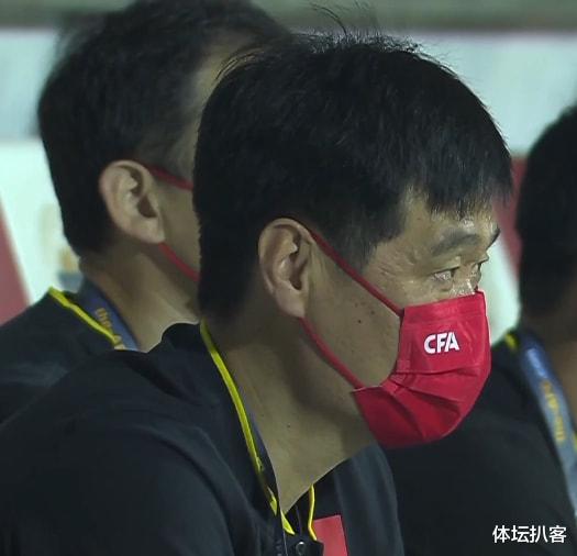 国足|伟大1-1！国足终结2连败，创下4大纪录，感人一幕：球员集体指天