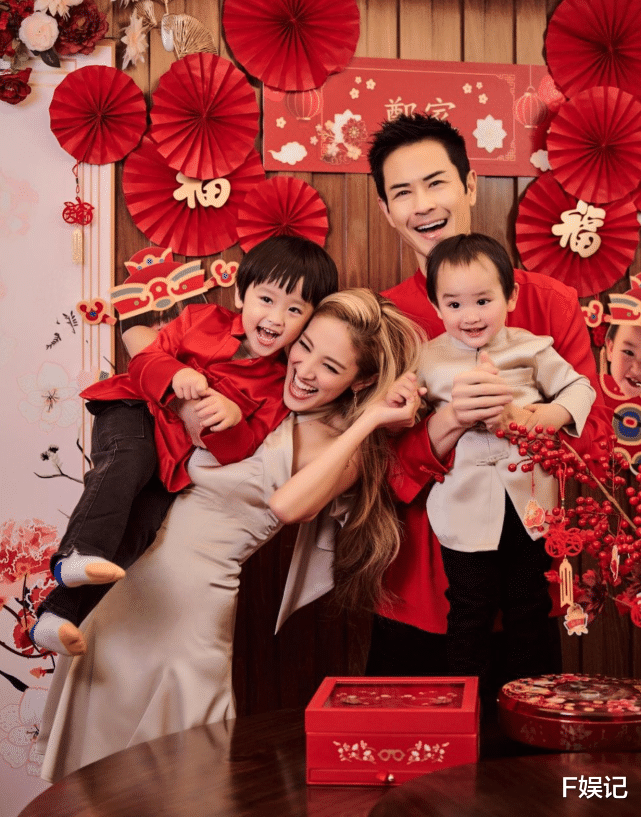 郑嘉颖|郑嘉颖和大儿子一起首次制作香蕉蛋糕 太太陈凯琳在一旁开心指导