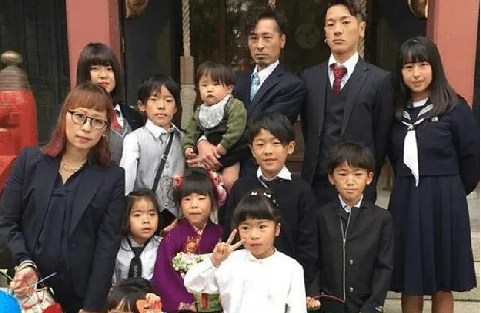 连衣裙 日本夫妻20年生12个孩子，妈妈每天只睡3小时，被称“超人妈妈”