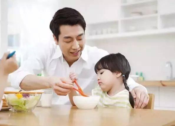 |孩子吃饭时有以下表现，未来多半难成大事，没情商比没文化更可怕