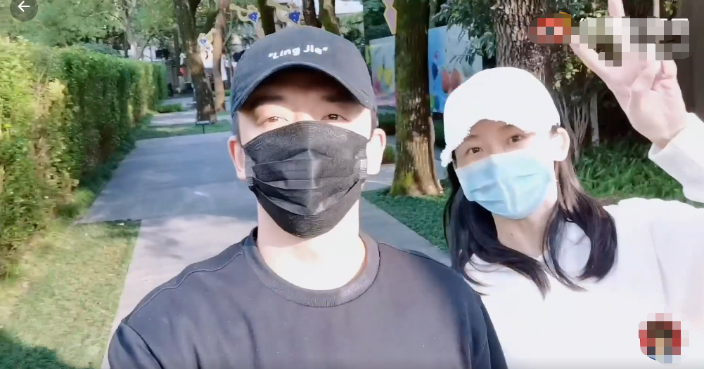 苗苗|郑恺一家机场被拍！苗苗穿紧身裤身材纤细，女儿脚上大红鞋太抢镜