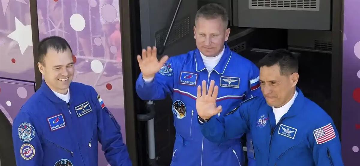 联盟号受损!俄坚决不用美国的,龙飞船成“摆设”,NASA:各坐各