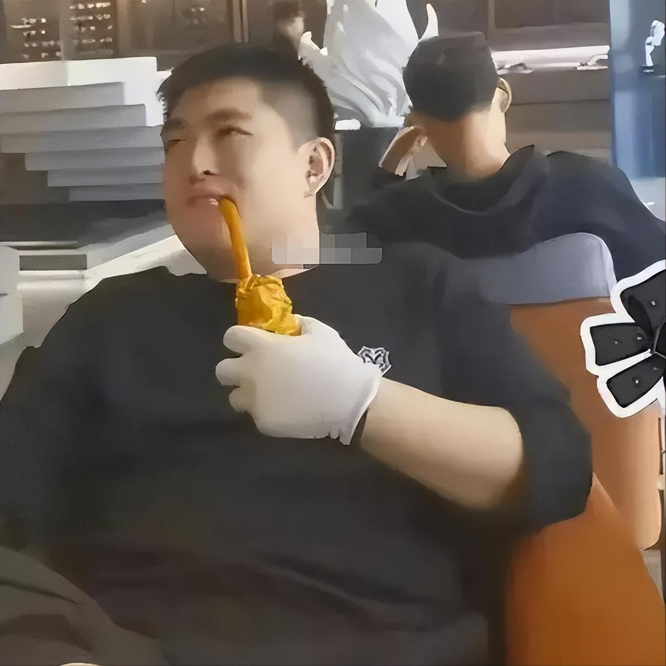 赵本山|赵本山儿子高调炫富惹人嫌：光靠我银行卡里的利息，就能过得比你们好