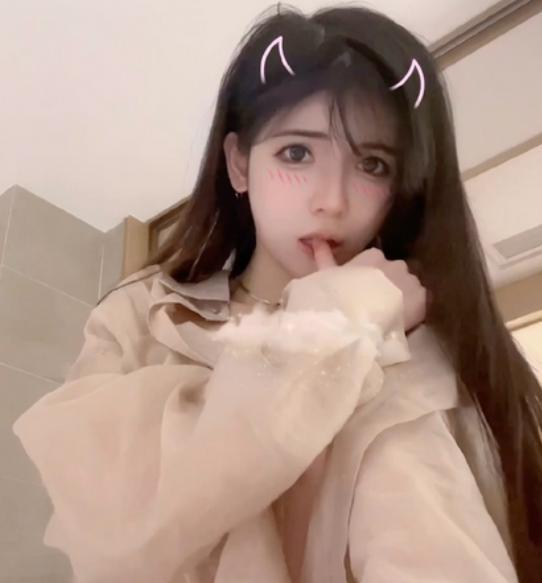 萝莉|狗头萝莉转型失败,晒抹胸、臀线给粉丝送福利,曾承认自己媚男