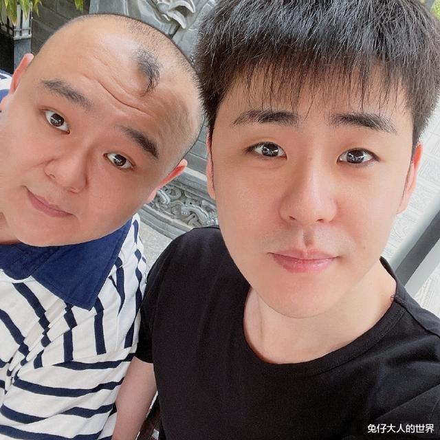 德云社|德云社张云雷晒自拍照,并与粉丝互动,粉丝:辫哥哥真是懂大家