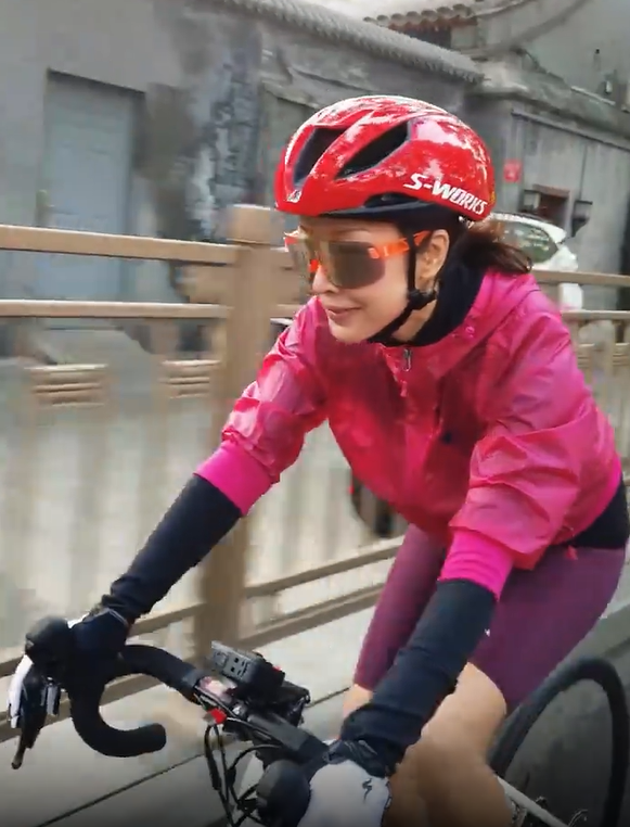 孙悦|孙悦街边上骑车庆祝国庆！踩万元单车十分霸气，一双小腿全是肌肉