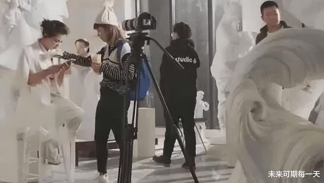 秦岚|助理跪地捧话筒，出门保镖护身，拍戏住五星级酒店，这样的明星大家还在心疼？