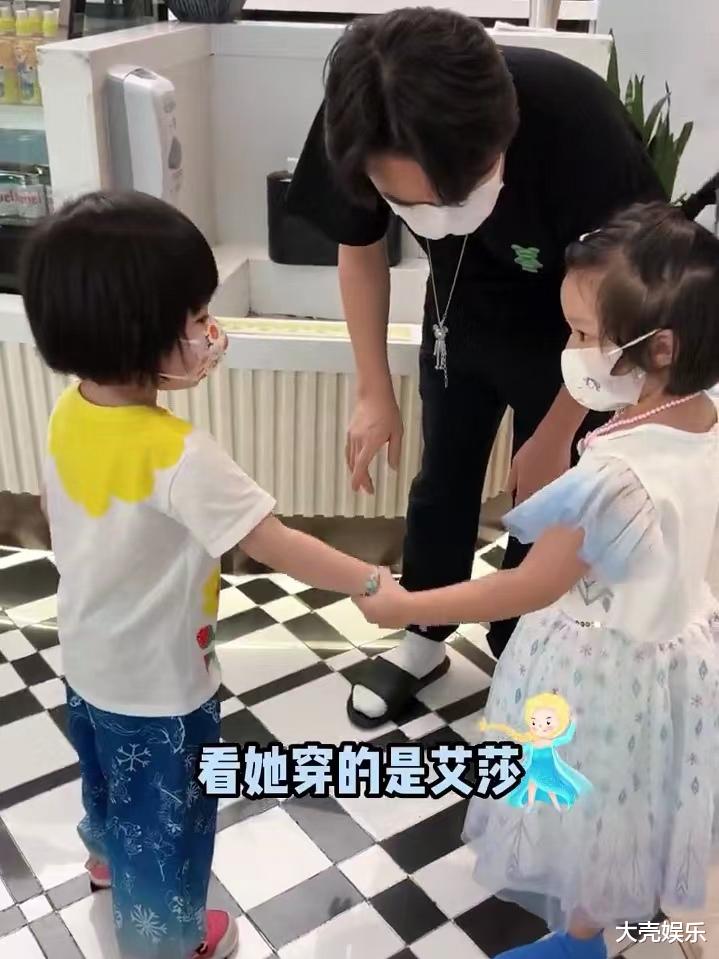 王祖蓝|王祖蓝和吴敏霞举办家庭聚会,他们带着孩子出去玩,并在一起聚餐