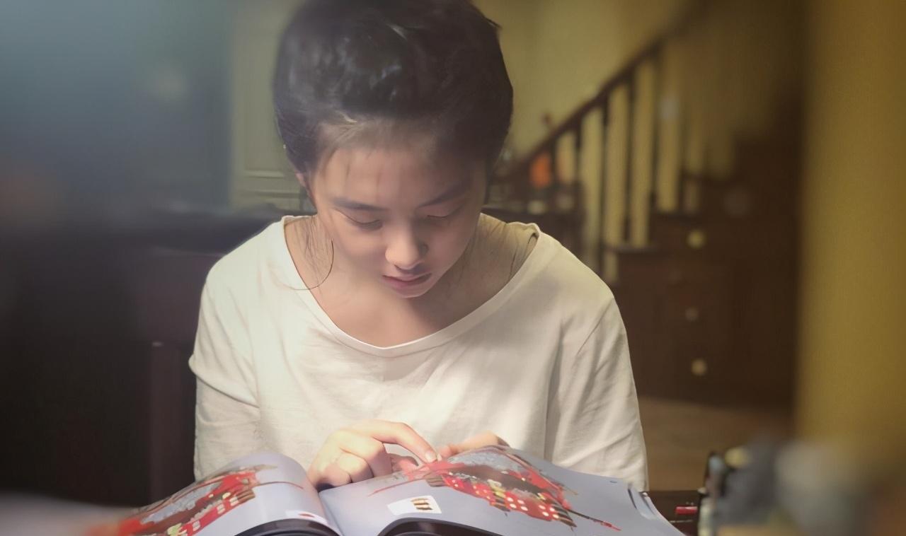 黄忆慈|16岁黄多多穿着再引争议！穿挂脖背心做泡芙显成熟，弟弟帮打下手