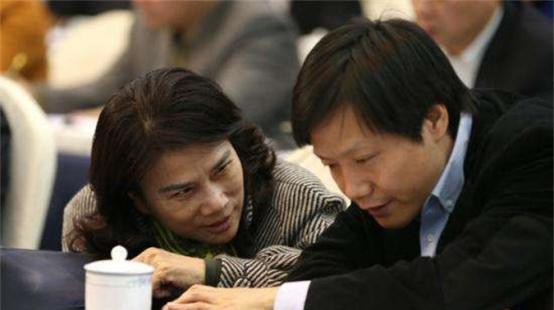 三星|68岁董明珠连任,放话:“超过小米”,曾赢雷军10亿赌约