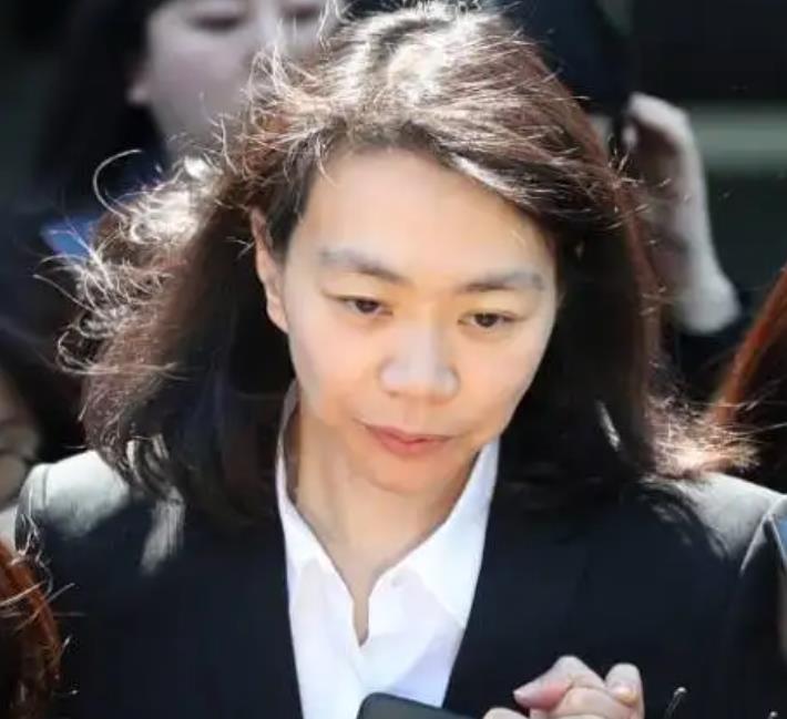 纪实“恶魔千金”赵显娥：虐待佣人家暴丈夫，因一袋坚果逼停飞机