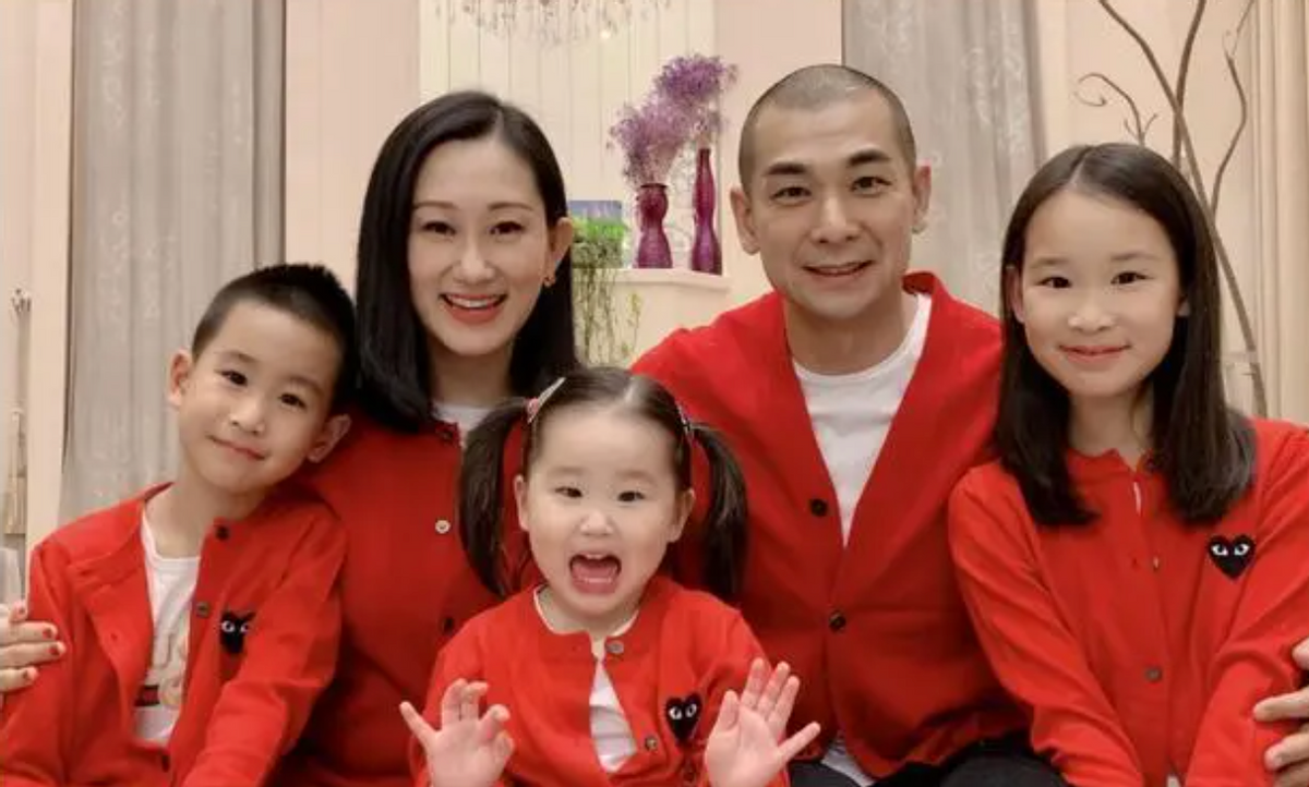 赵文卓|赵文卓晒照为女儿庆生!15岁玫瑰穿泳衣秀长腿,一年留学费超百万