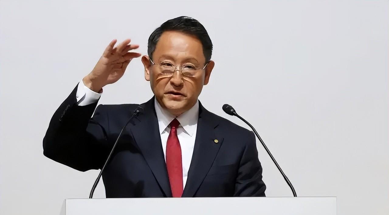 针对反对电动车、推广氢能源车等话题，丰田章男回答美国记者提问