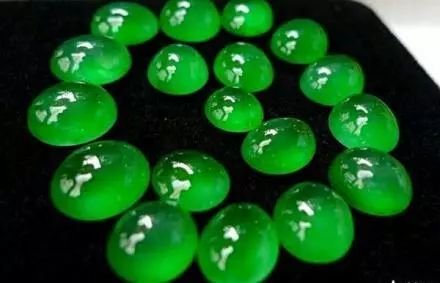 翡翠|一块被绺裂“附体”的翡翠原石。