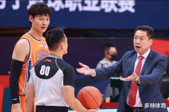上海男篮|一夜3消息！宏远官宣喜讯，郭艾伦失宠发博吐槽，上海郭昊文重伤