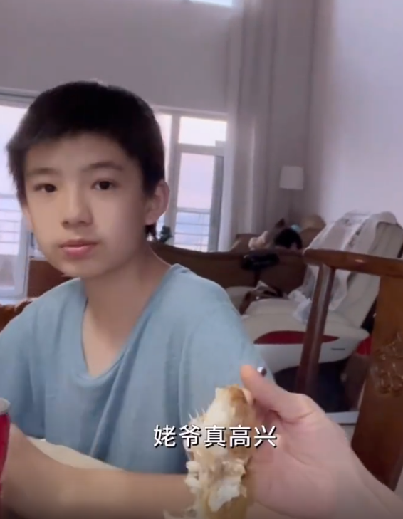 董洁|42岁董洁带儿子回老家！亲自下厨获家人捧场，13岁顶顶长相好帅气