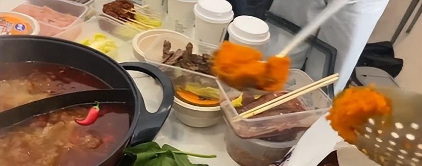 当红女星|Baby化妆间里吃火锅！辣椒直接倒锅里太豪放，撑到解开裙子拉链