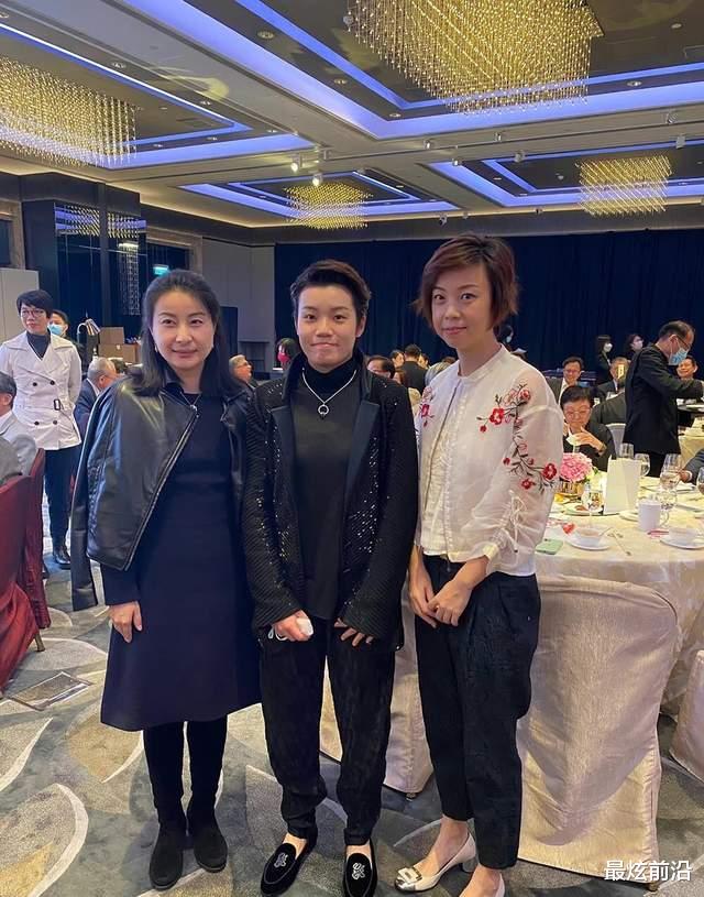 瑞幸 张怡宁退役后变化大，T恤配短发休闲随性，乒乓大魔王变温柔妈妈
