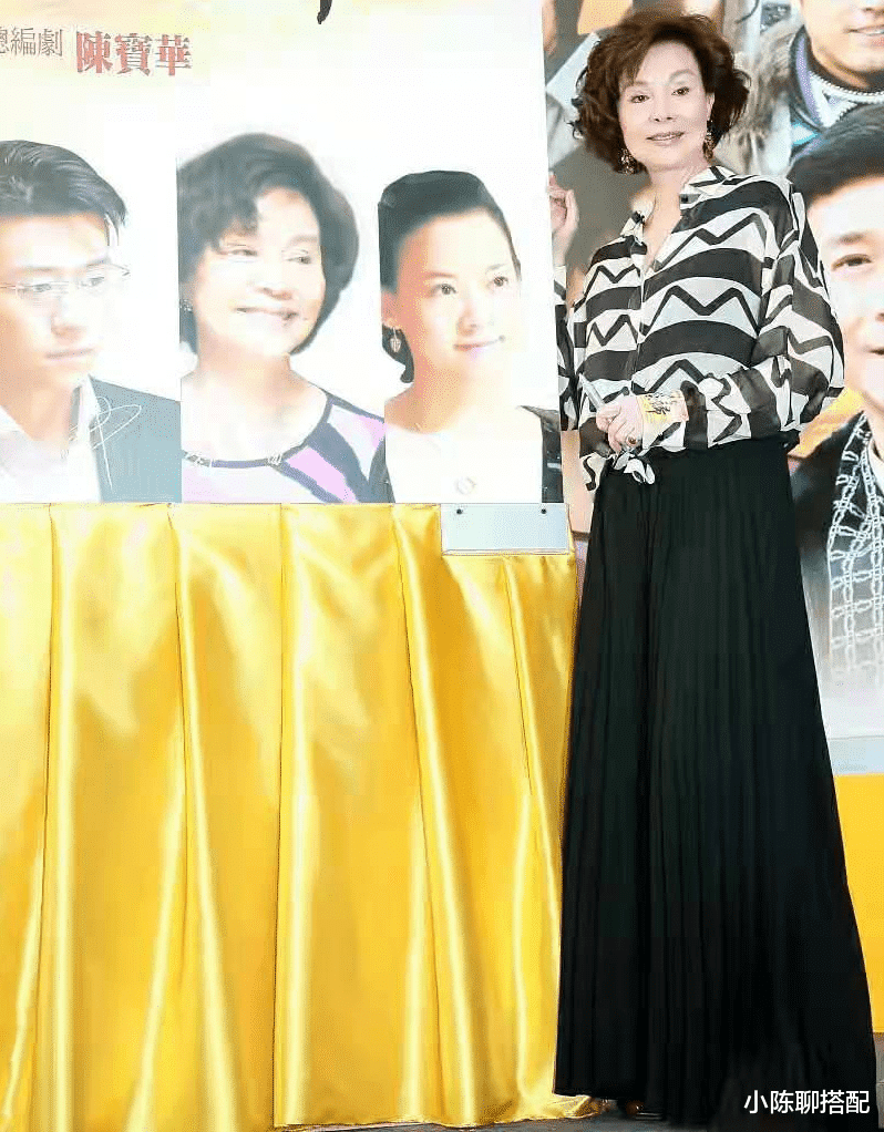 运动 78岁归亚蕾依旧很美，“海浪卷短发+花素搭配”，从容老去很优雅