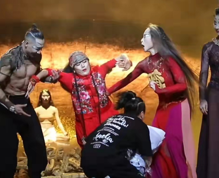 杨丽萍|63岁杨丽萍舞台出事故！遭男性扑倒表情失控，场面混乱有人大笑