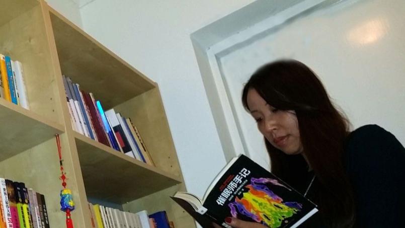 理念与具体事物的区别分析，理念是始终同一的不会转变为自己的对立面，具体的事物则与此
