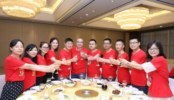 25人参加同学聚会,消费将近万元,提倡者提出了“AA制”被拒绝!