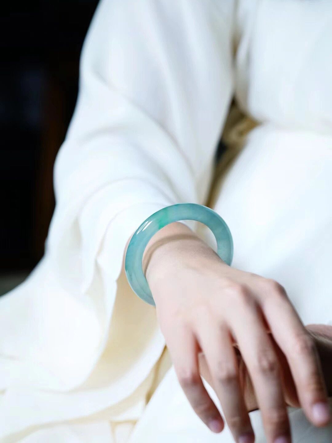 翡翠手镯|欣赏镯色生香,腕间之美,好美的翡翠手镯