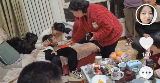 姚策|姚策堂嫂晒过年画面,孩子们给杜郭夫妇磕头,熊磊带儿子回家团聚