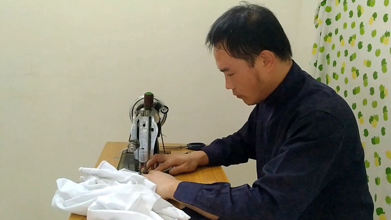 36岁单身小伙过田园生活,生活自给自足,衣服都是自己做