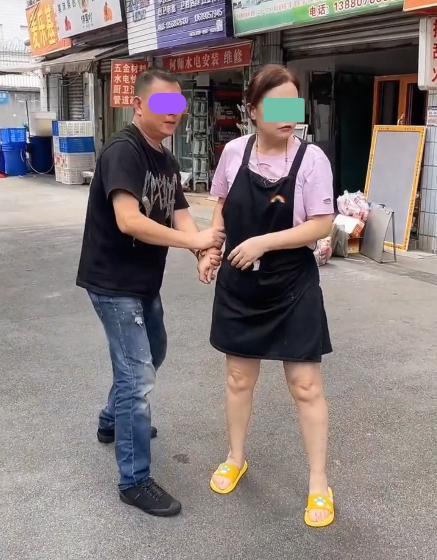男网友太会撒娇,女子还在工作就被他拽出来,撒娇要求陪他逛街