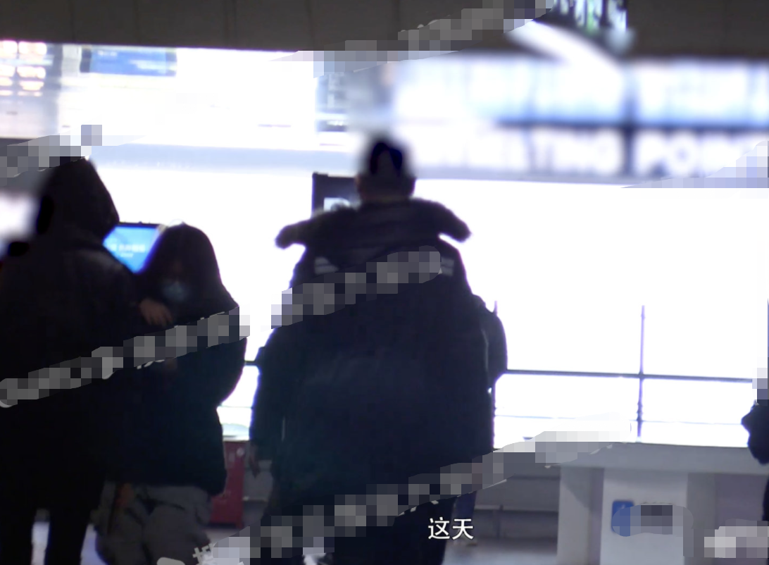 张雨绮|张雨绮接龙凤胎下课！两个保姆全程跟随帮忙，孩子打扮帅气可爱