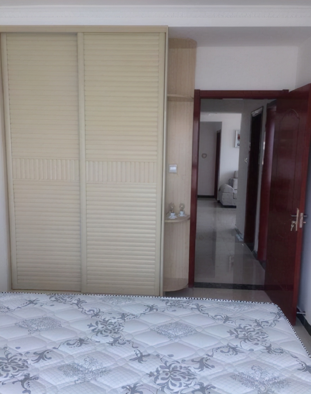 辛苦奋斗8年买新房，装修只花6万，亲戚嘲笑像出租房，心累