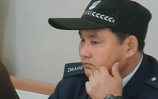 家属与保安发生冲突,抄起板凳扔了过去,保安:太累不想干了