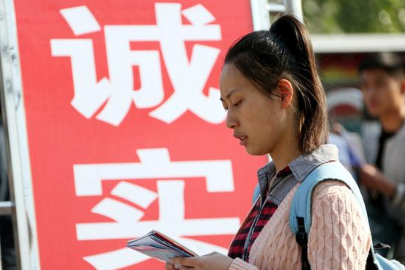 家庭教育|女生毕业后想求稳定,留校当辅导员和自考公务员,哪个更适合