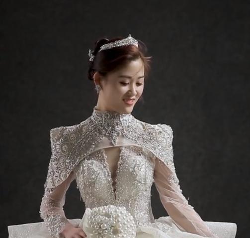 陈萌|陈萌晒产检单宣誓主权，大衣嫂全程陪同，网友：小看朱小伟了