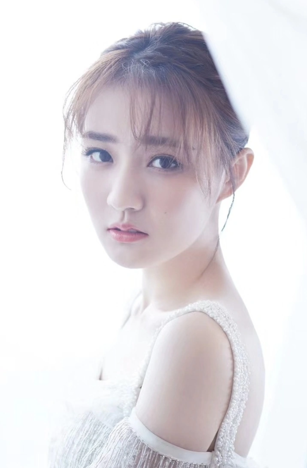 徐璐|90后女星徐璐，十三岁出道备受大导演照顾，好家世让她不怕不火