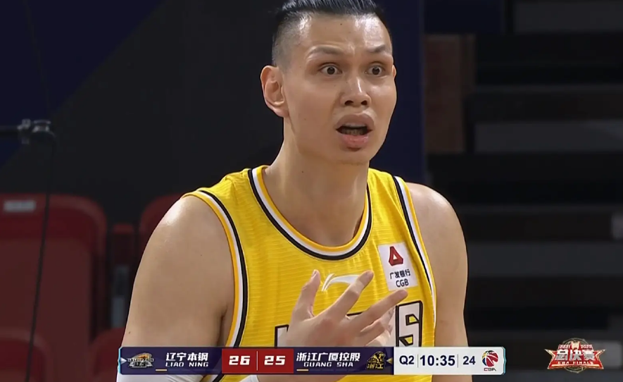 李春江|李春江再引争议！追着CBA第一恶汉签约，堪称武术男篮的鼻祖