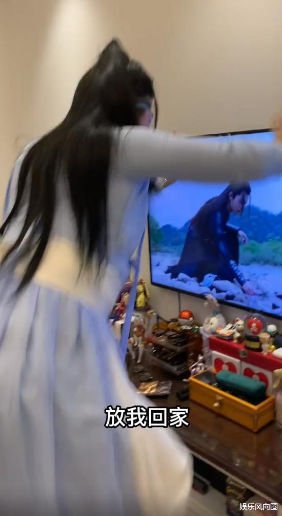 崔晋|崔晋扮演“蓝忘机”,隔着屏幕与“肖战”互动,被李勒优骂变态