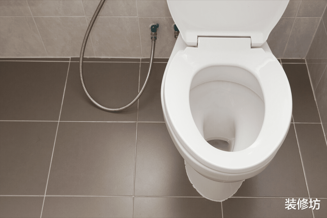 用完马桶,盖子需要放下来吗?很多人不懂,难怪马桶又臭又黄