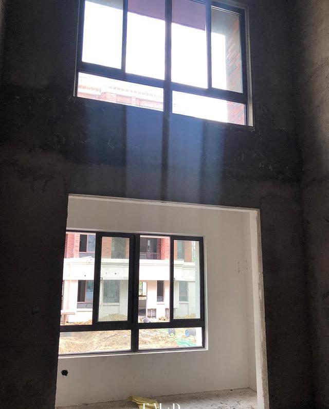 255三层底复式硬装现场,地下室封成阳光房,平层价格装出别墅范