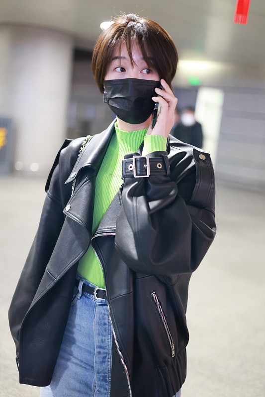 穿衣搭配 蓝盈莹的短发更有辨识度，黑色皮衣配荧光打底衫个性还吸睛，超美