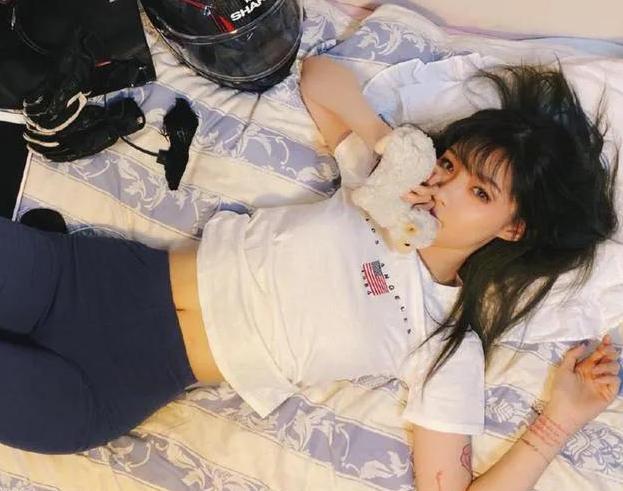 美甲 2622W粉痞幼不走寻常路，晒18厘米美甲博眼球，网友：九阴白骨爪