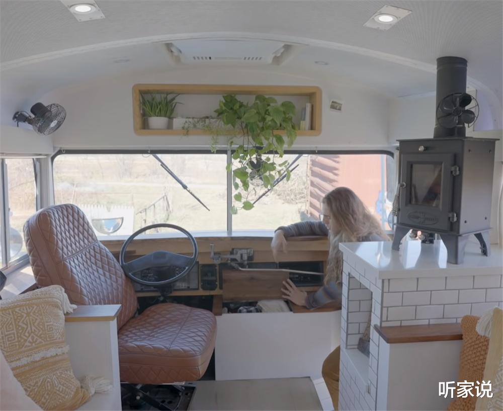 小夫妻在“螺蛳壳里做道场”:旧校车变24㎡蜗居,半平米都不浪费