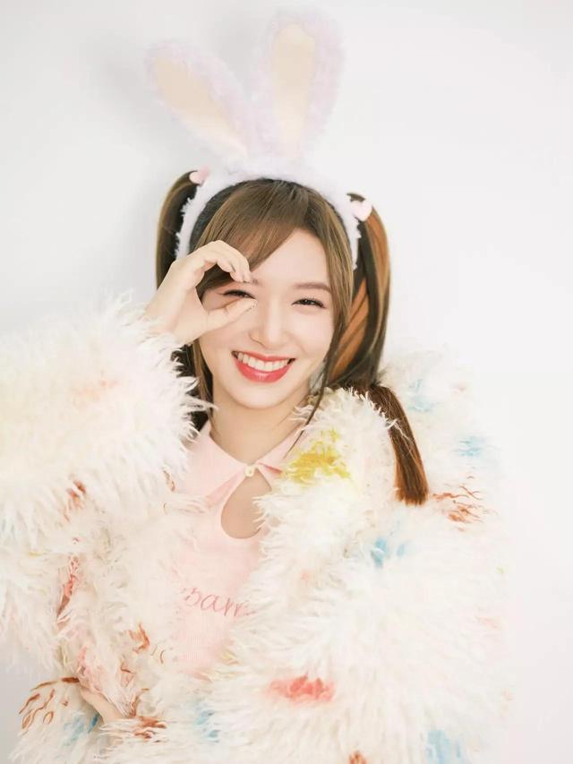 小姐姐|程潇绝美热图，亮片拖地裙秀完美身材，颜值出众，温婉迷人