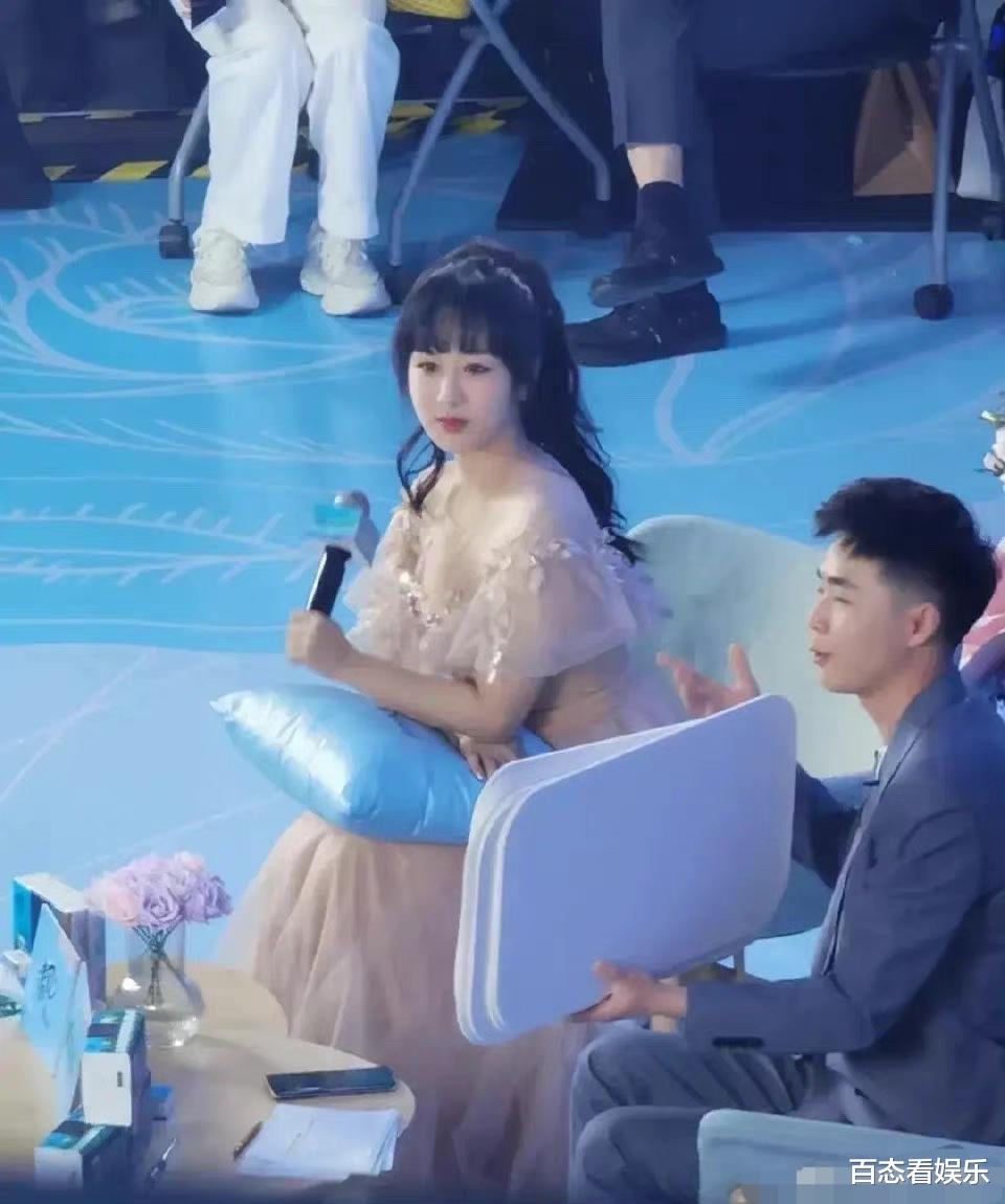 杨紫|“杨紫”定妆照太虎背熊腰了!比3个男主都胖一圈,小雪滤镜彻底没了