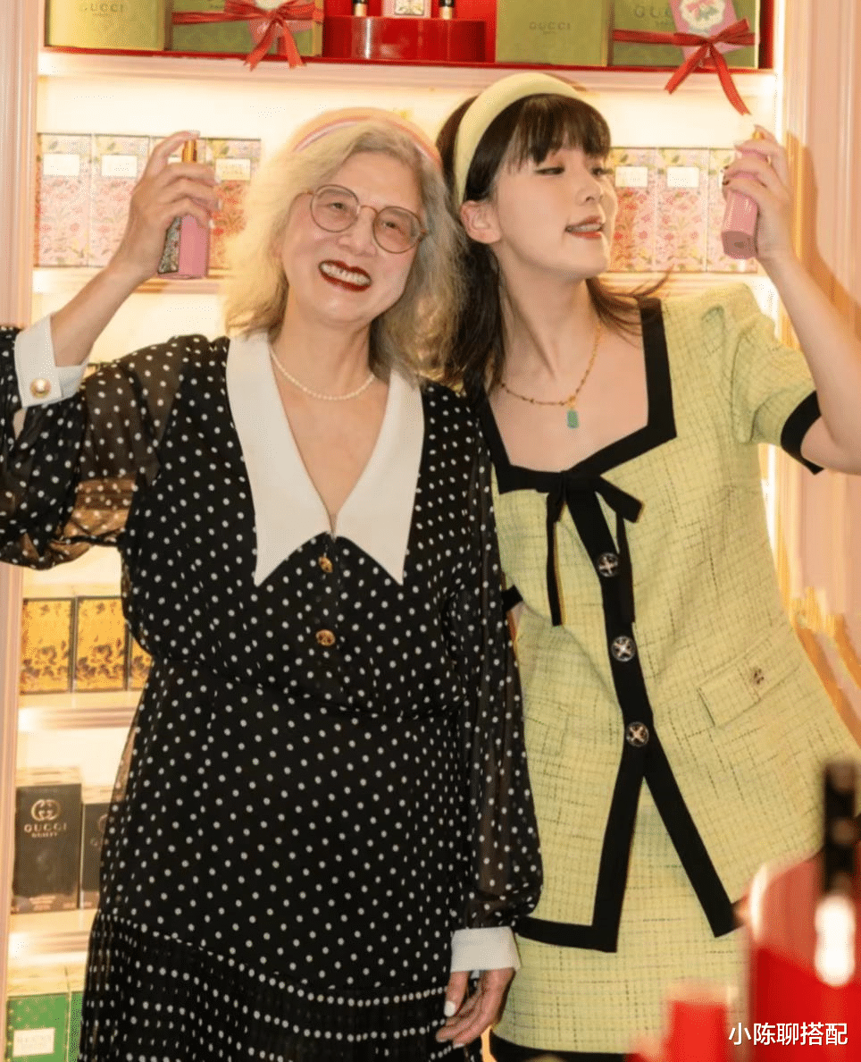 被90岁素人奶奶惊艳到,带头花做美甲穿裙子,我老了也要这么穿!