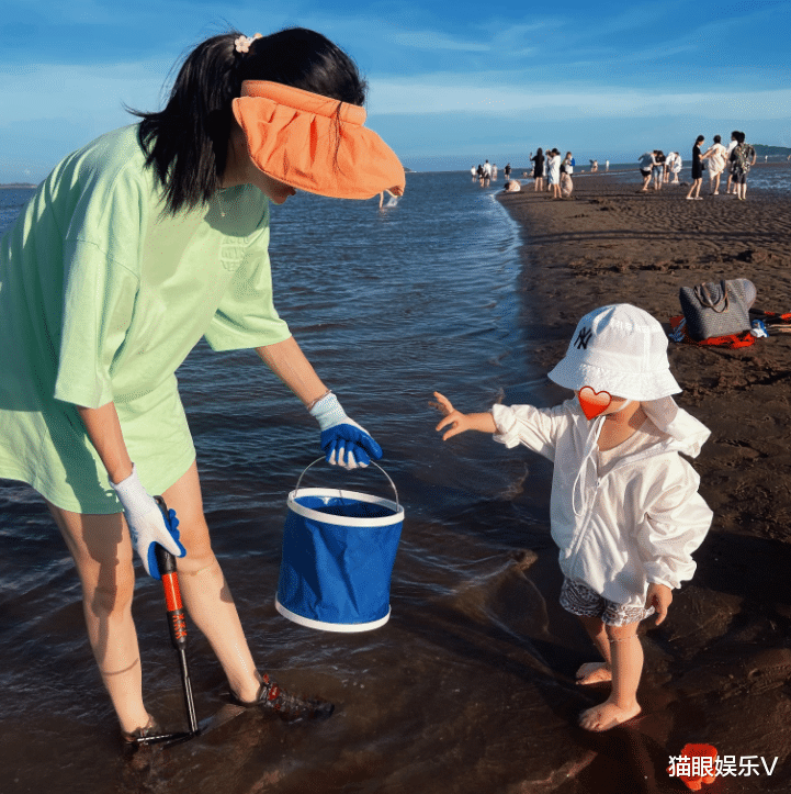 赶海|林峯老婆张馨月带娃赶海，素颜出镜秀笔直美腿，女儿戴帽模样可爱